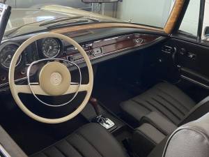 Image 27/30 de Mercedes-Benz 280 SE 3,5 (1970)
