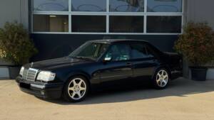 Image 2/19 de Mercedes-Benz E 500 Limited (1994)