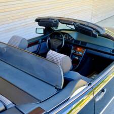 Image 156/171 of Mercedes-Benz E 220 (1994)