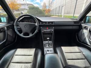 Bild 9/15 von Mercedes-Benz E 500 (1995)