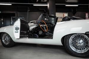 Image 33/53 de Jaguar E-Type (1970)