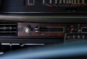 Image 19/28 of Ford LTD Country Squire (1968)