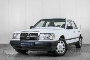 Imagen 3/50 de Mercedes-Benz 200 (1986)