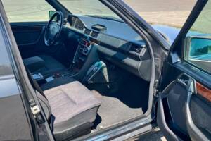 Bild 20/41 von Mercedes-Benz E 220 T (1995)