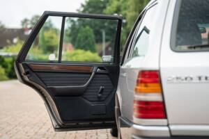 Imagen 55/72 de Mercedes-Benz 250 TD (1991)