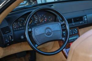 Image 24/50 of Mercedes-Benz 500 SL (1990)