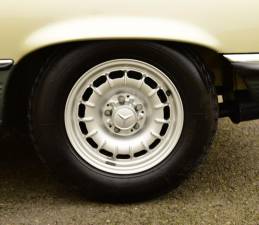 Image 18/50 of Mercedes-Benz 500 SL (1983)