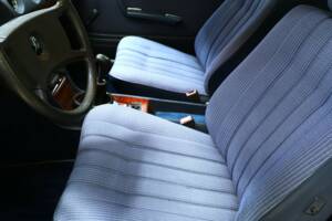 Bild 16/38 von Mercedes-Benz 230 CE (1984)