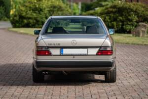 Immagine 17/73 di Mercedes-Benz 300 CE (1991)