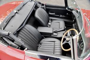 Image 40/49 de Jaguar E-Type (1970)