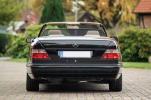 Image 20/83 de Mercedes-Benz E 220 (1996)