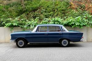 Image 17/76 de Mercedes-Benz 220 S b (1963)