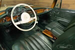 Image 2/19 de Mercedes-Benz 280 SE 3,5 (1970)