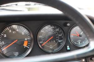 Image 25/43 of Porsche 911 Carrera 3.2 (1985)