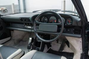 Image 29/52 of Porsche 911 Carrera 3.2 (1989)