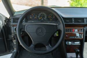 Immagine 34/44 di Mercedes-Benz 200 TE (1992)