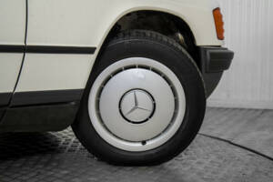 Image 40/50 of Mercedes-Benz 190 D (1985)