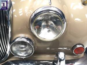 Image 21/64 of Daimler V8-250 (1969)