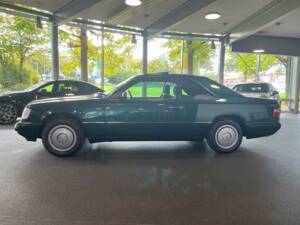 Bild 12/21 von Mercedes-Benz E 200 (1996)