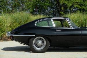 Image 22/50 de Jaguar E-Type (1968)