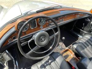Image 14/47 of Mercedes-Benz 250 SE (1966)