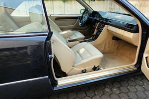 Image 16/63 of Mercedes-Benz 300 CE (1991)