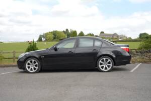 Bild 31/48 von BMW 550i (2006)