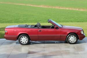 Image 3/50 of Mercedes-Benz E 220 (1994)
