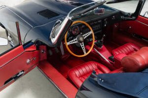 Image 8/36 of Jaguar E-Type (1969)
