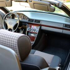 Image 151/171 of Mercedes-Benz E 220 (1994)