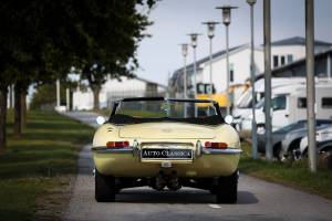 Image 20/35 de Jaguar E-Type (1967)