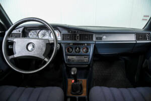 Image 7/50 of Mercedes-Benz 190 E (1986)