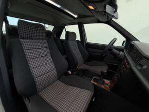 Immagine 6/49 di Mercedes-Benz 190 E (1990)