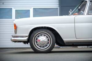 Image 9/24 de Mercedes-Benz 220 SE b (1963)