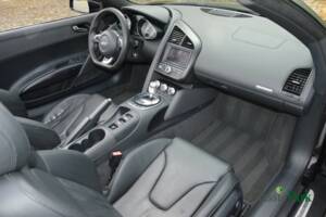 Image 30/50 of Audi R8 Spyder 4.2 FSI Quattro (2011)