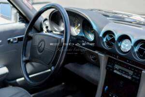 Image 14/29 of Mercedes-Benz 560 SL (1987)