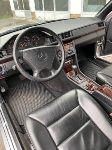 Image 4/15 of Mercedes-Benz E 220 (1996)