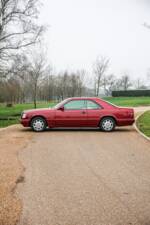 Immagine 17/47 di Mercedes-Benz E 220 (1995)