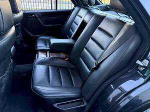 Immagine 17/36 di Mercedes-Benz 500 E (1991)