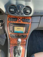 Immagine 18/41 di Mercedes-Benz CLK 320 (2003)
