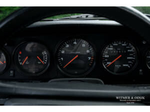 Image 20/28 de Porsche 911 Carrera 4 (1990)