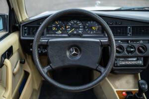 Imagen 24/42 de Mercedes-Benz 190 E (1984)