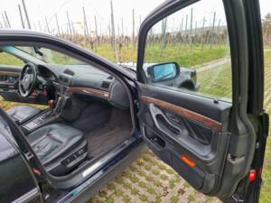 Image 38/58 of BMW 750i (1997)