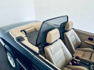 Image 21/29 de BMW 325i (1989)