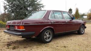 Image 3/8 of Mercedes-Benz 230 E (1983)