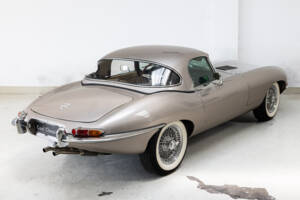 Image 8/35 de Jaguar E-Type (1968)