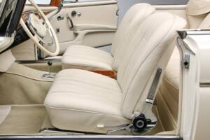 Image 15/27 of Mercedes-Benz 300 SE (1967)