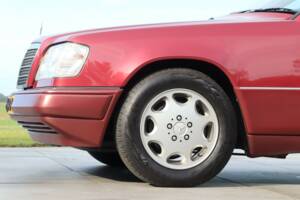 Image 46/50 of Mercedes-Benz E 220 (1994)