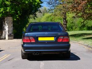 Immagine 26/50 di Mercedes-Benz E 55 AMG (1999)