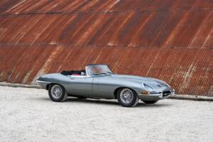 Image 5/34 de Jaguar E-Type (1968)